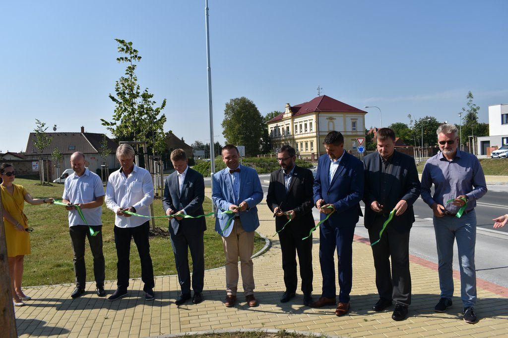 Dlážděná ulice v Radobyčicích (foto: A. Jarošová, 12.8.2020)