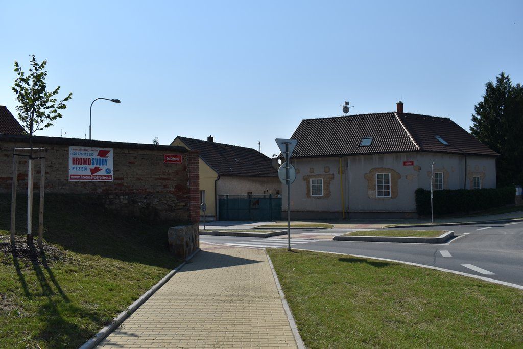 Dlážděná ulice v Radobyčicích (foto: A. Jarošová, 12.8.2020)