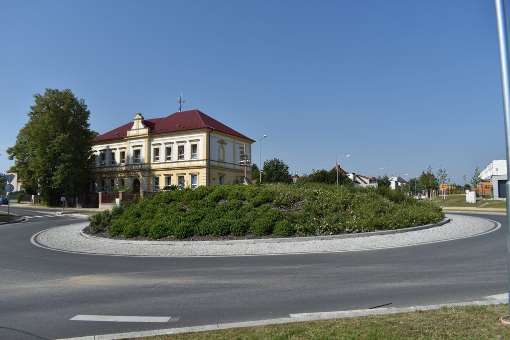 Dlážděná ulice v Radobyčicích (foto: A. Jarošová, 12.8.2020)