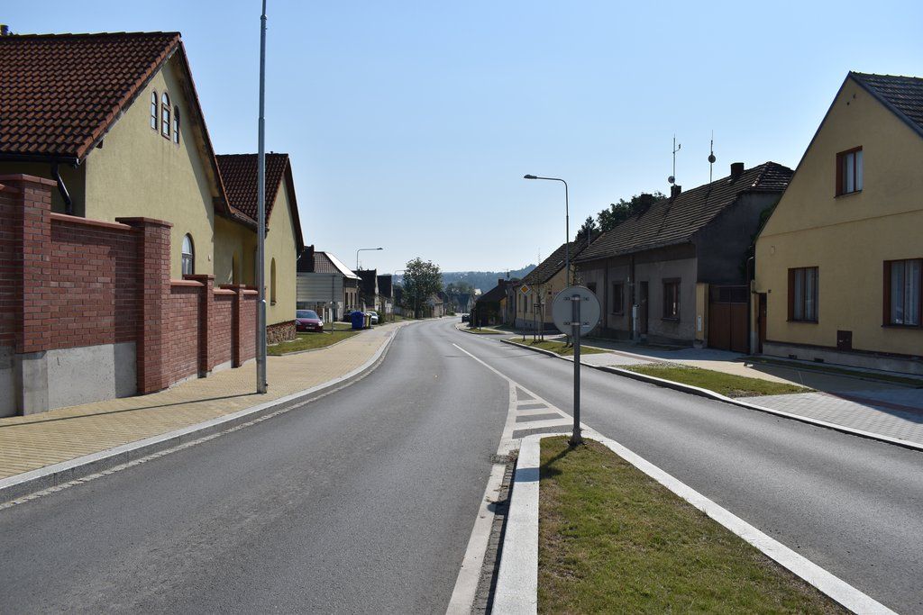 Dlážděná ulice v Radobyčicích (foto: A. Jarošová, 12.8.2020)