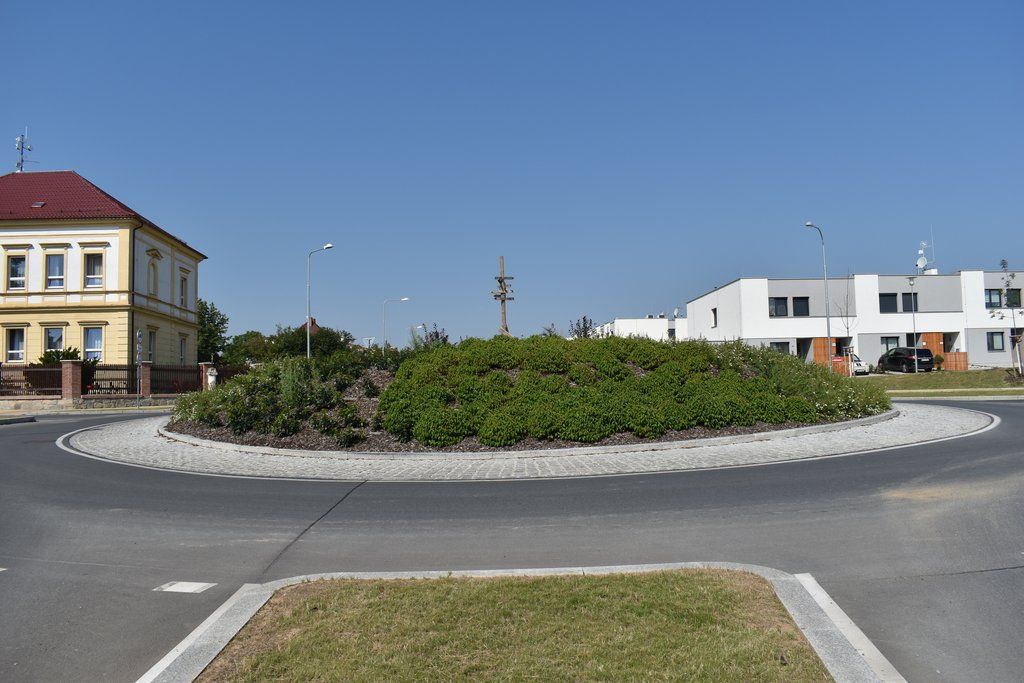 Dlážděná ulice v Radobyčicích (foto: A. Jarošová, 12.8.2020)