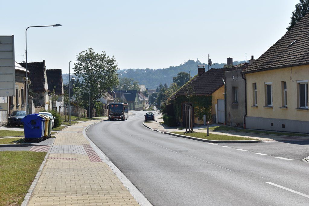 Dlážděná ulice v Radobyčicích (foto: A. Jarošová, 12.8.2020)