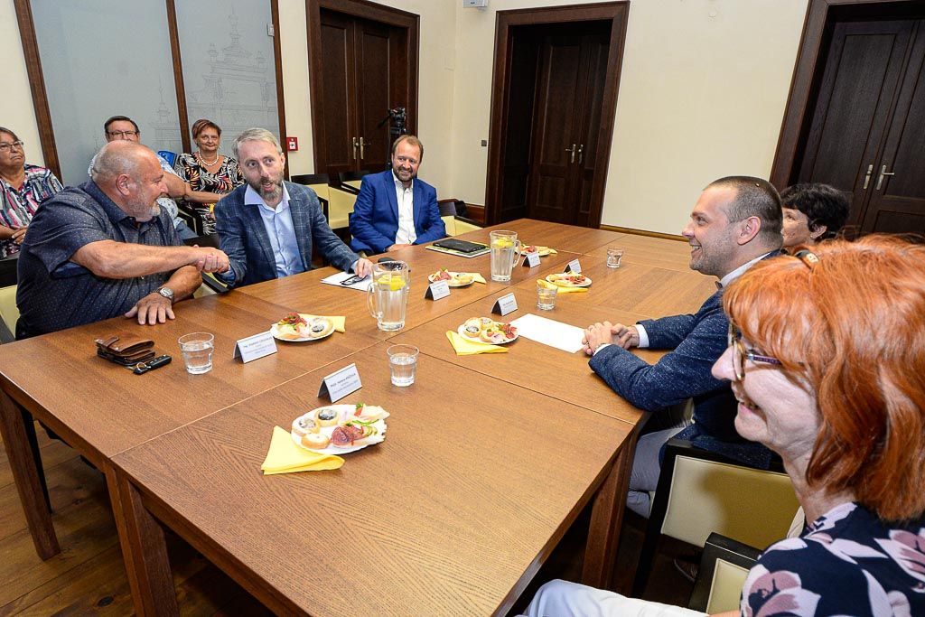 Společnost Podané ruce věnovala Plzni kyslíkové přístroje (foto: M. Pecuch, 17.8.2020)