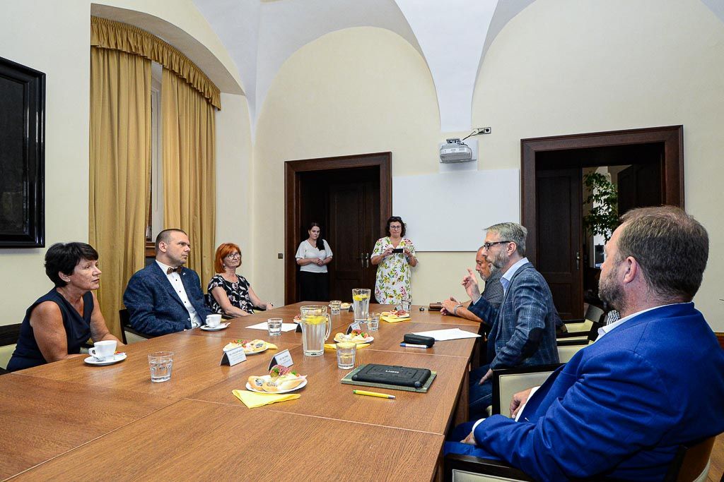 Společnost Podané ruce věnovala Plzni kyslíkové přístroje (foto: M. Pecuch, 17.8.2020)