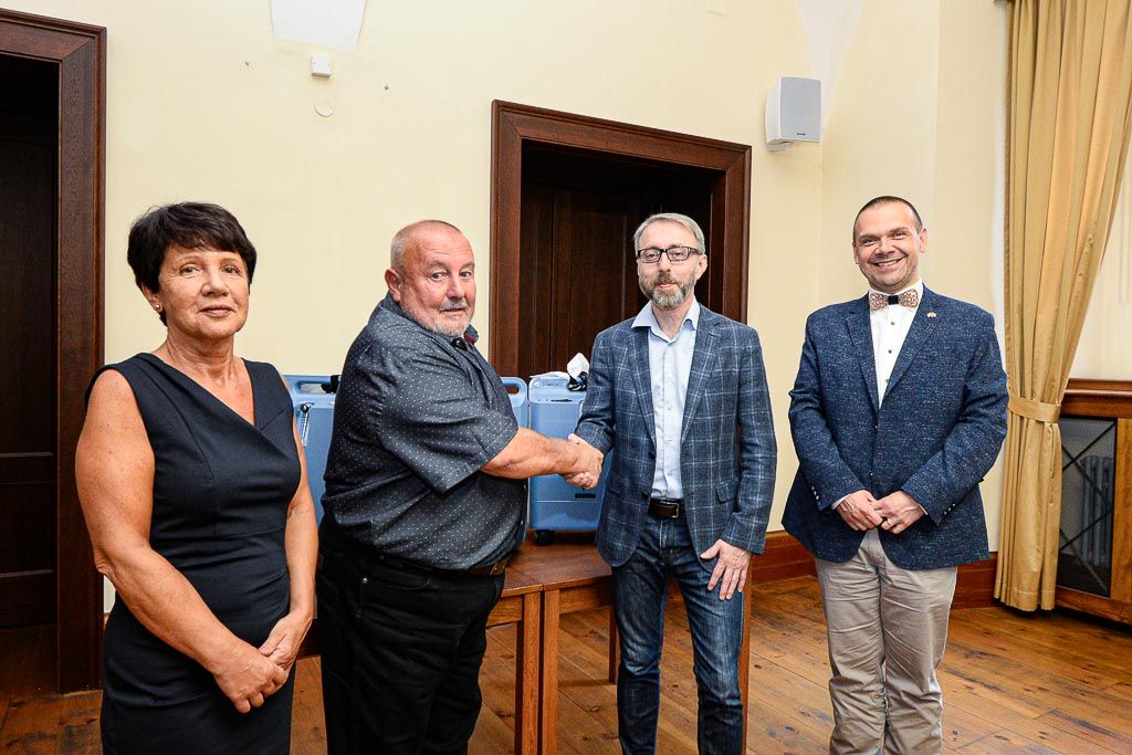Společnost Podané ruce věnovala Plzni kyslíkové přístroje (foto: M. Pecuch, 17.8.2020)