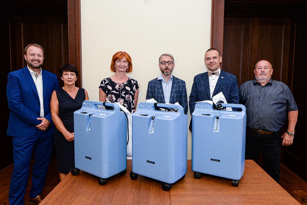 Společnost Podané ruce věnovala Plzni kyslíkové přístroje