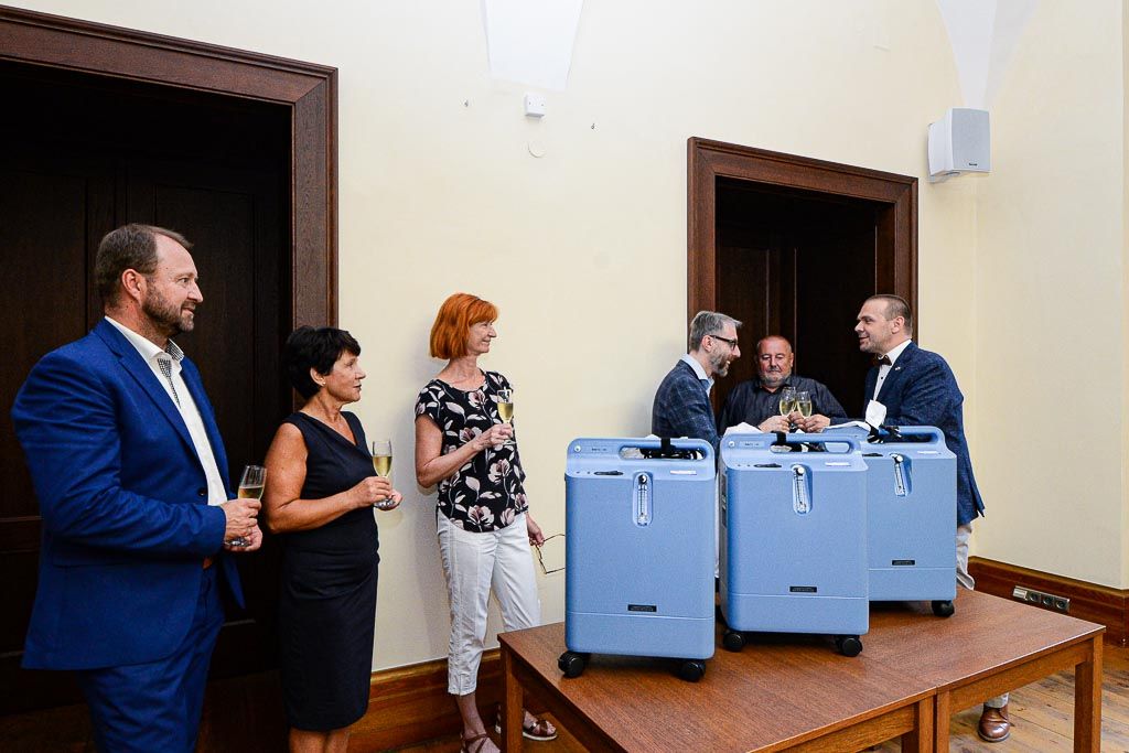 Společnost Podané ruce věnovala Plzni kyslíkové přístroje (foto: M. Pecuch, 17.8.2020)
