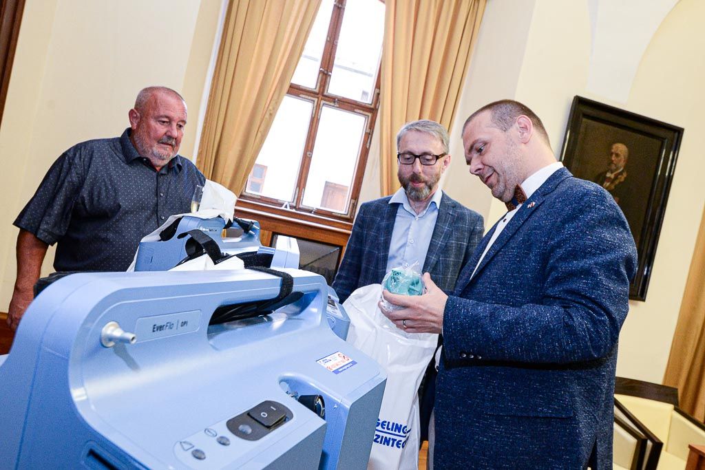 Společnost Podané ruce věnovala Plzni kyslíkové přístroje (foto: M. Pecuch, 17.8.2020)