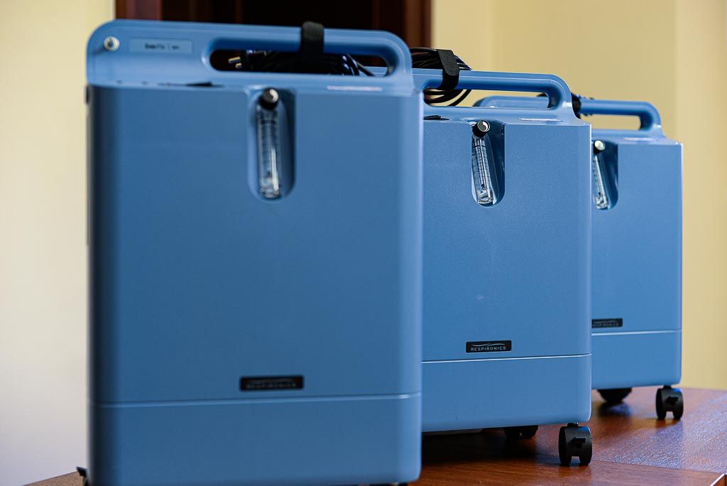 Společnost Podané ruce věnovala Plzni kyslíkové přístroje (foto: M. Pecuch, 17.8.2020)