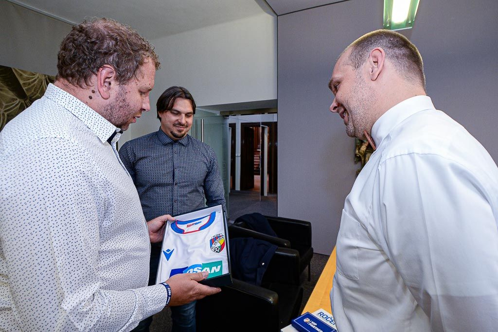 Viktorka představila nové dresy na radnici (foto: M. Pecuch, 17.8.2020)