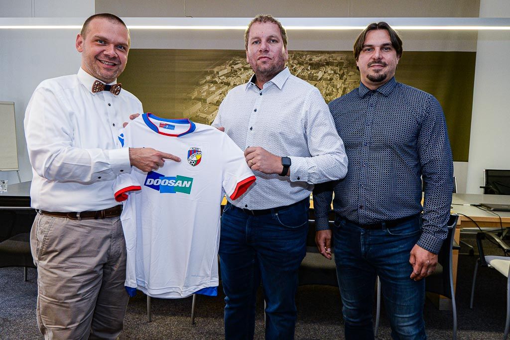 Viktorka představila nové dresy na radnici (foto: M. Pecuch, 17.8.2020)