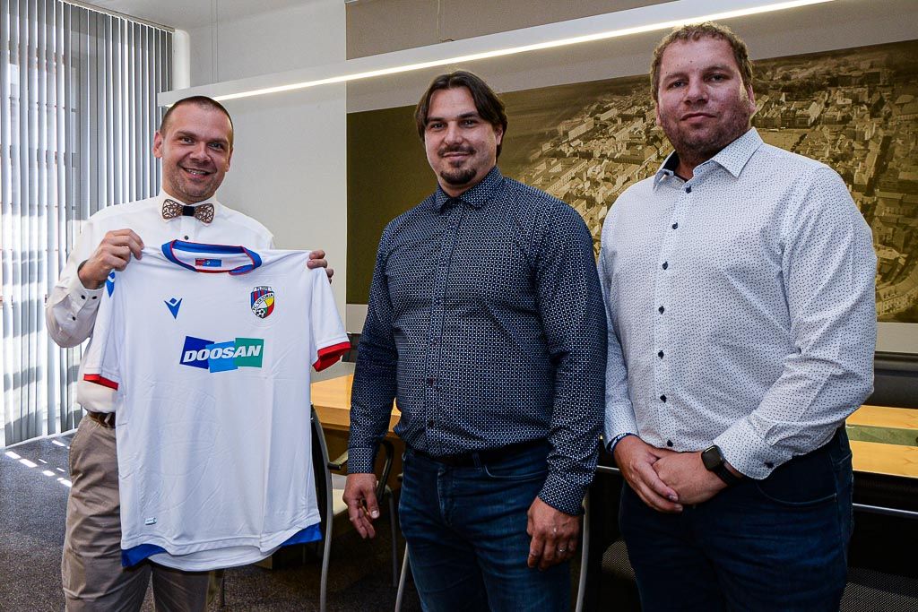 Viktorka představila nové dresy na radnici