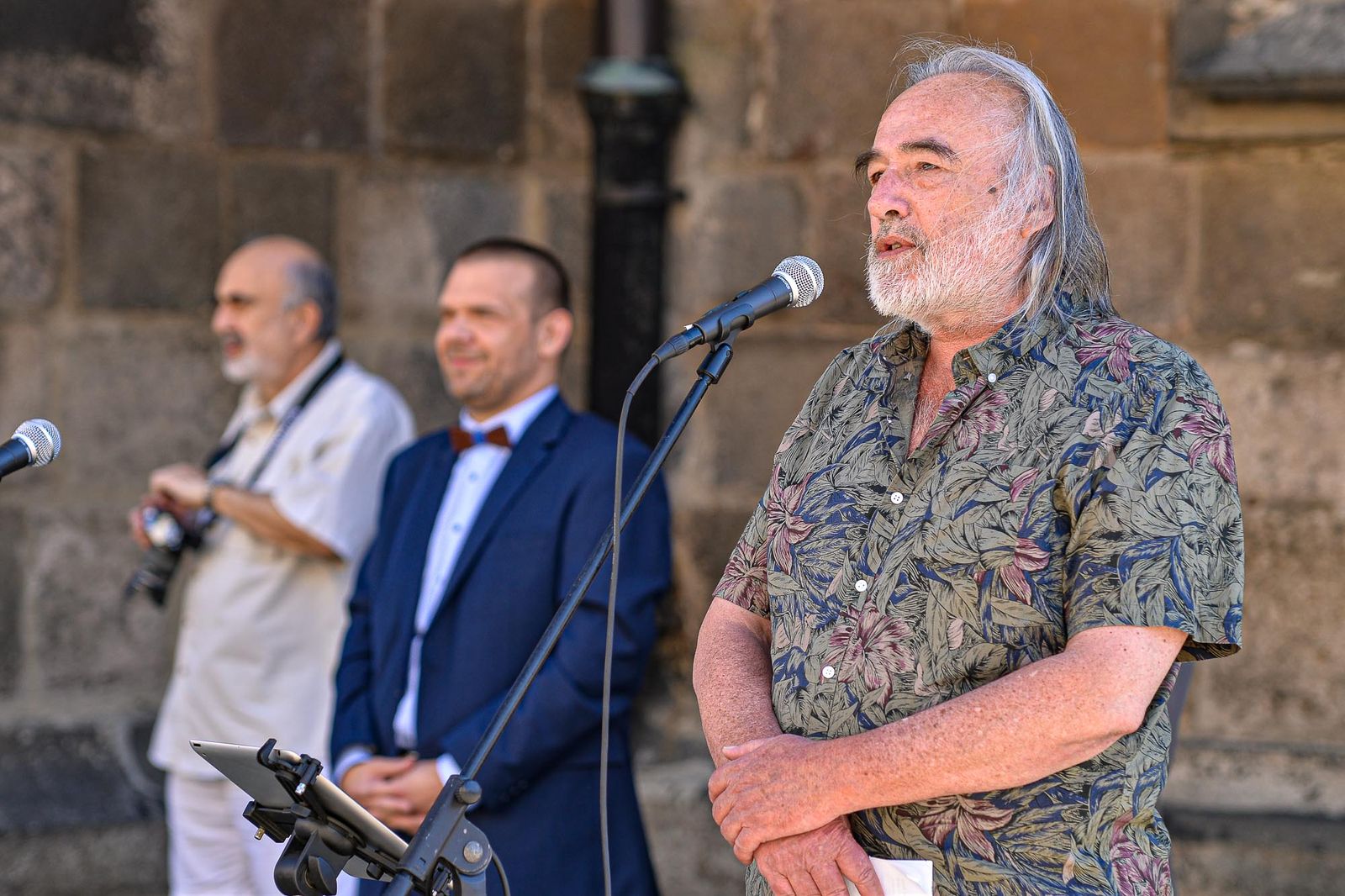 Odhalení bronzové desky připomínající 21. srpen 1968 (foto: M. Pecuch, 21.8.2020)