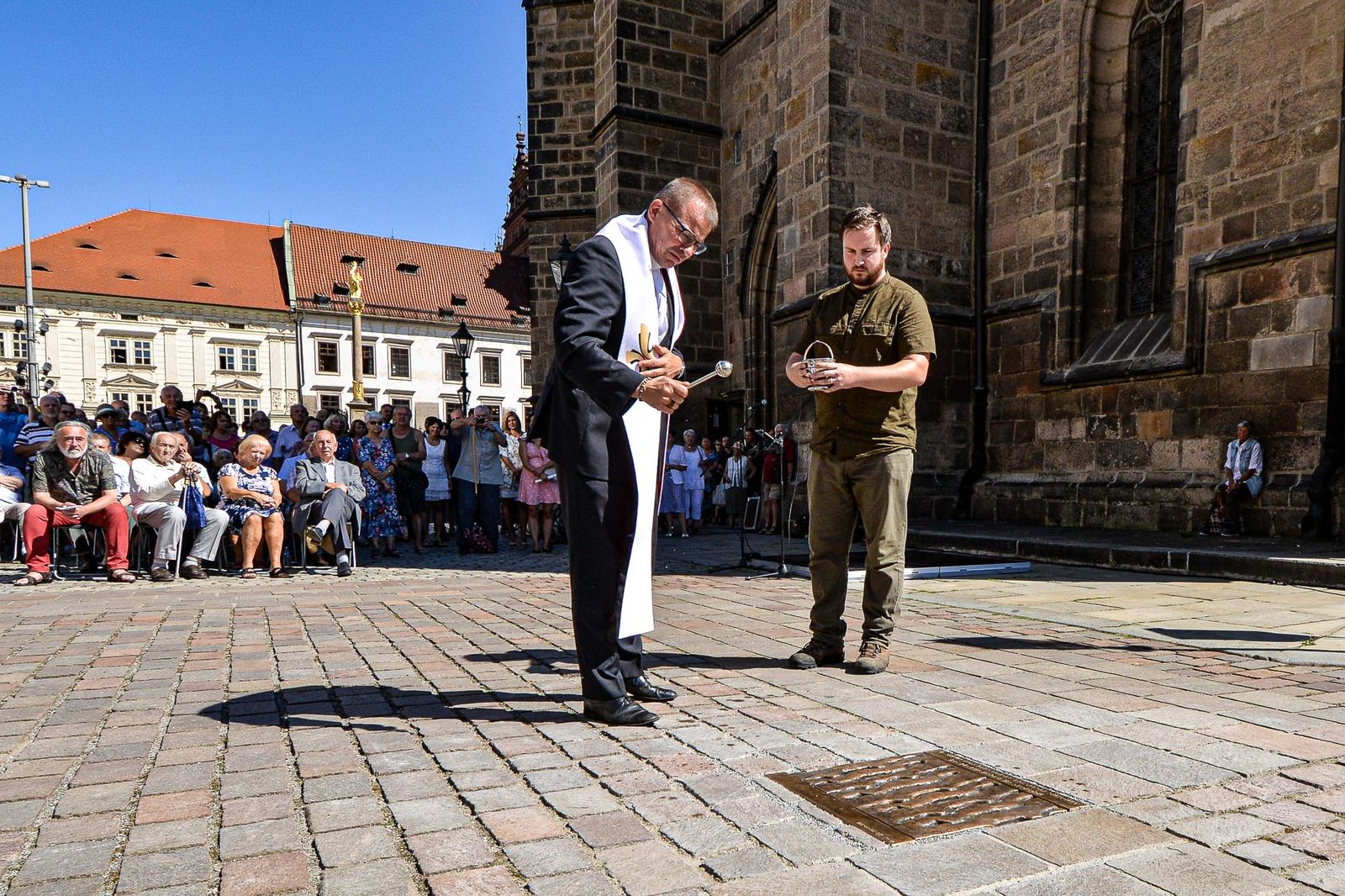 Odhalení bronzové desky připomínající 21. srpen 1968 (foto: M. Pecuch, 21.8.2020)