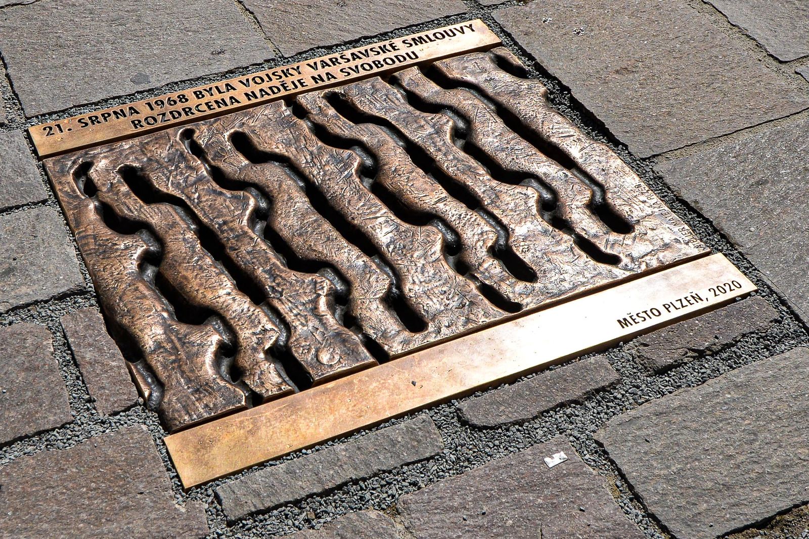 Odhalení bronzové desky připomínající 21. srpen 1968 (foto: M. Pecuch, 21.8.2020)
