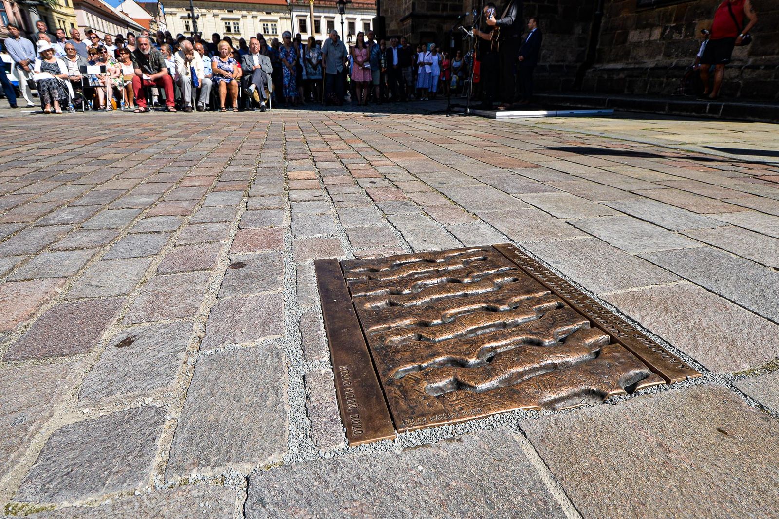 Odhalení bronzové desky připomínající 21. srpen 1968 (foto: M. Pecuch, 21.8.2020)