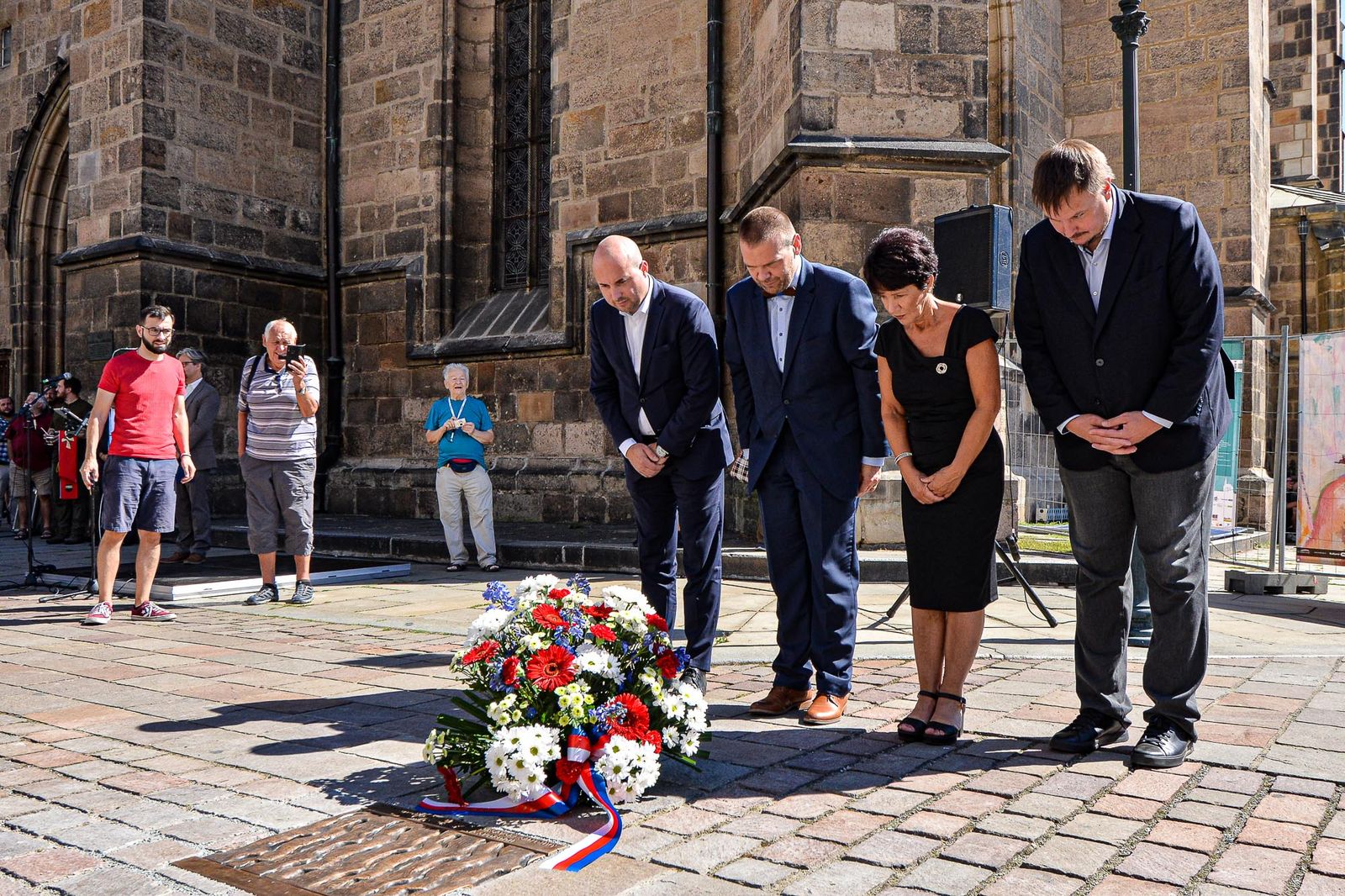 Odhalení bronzové desky připomínající 21. srpen 1968 (foto: M. Pecuch, 21.8.2020)