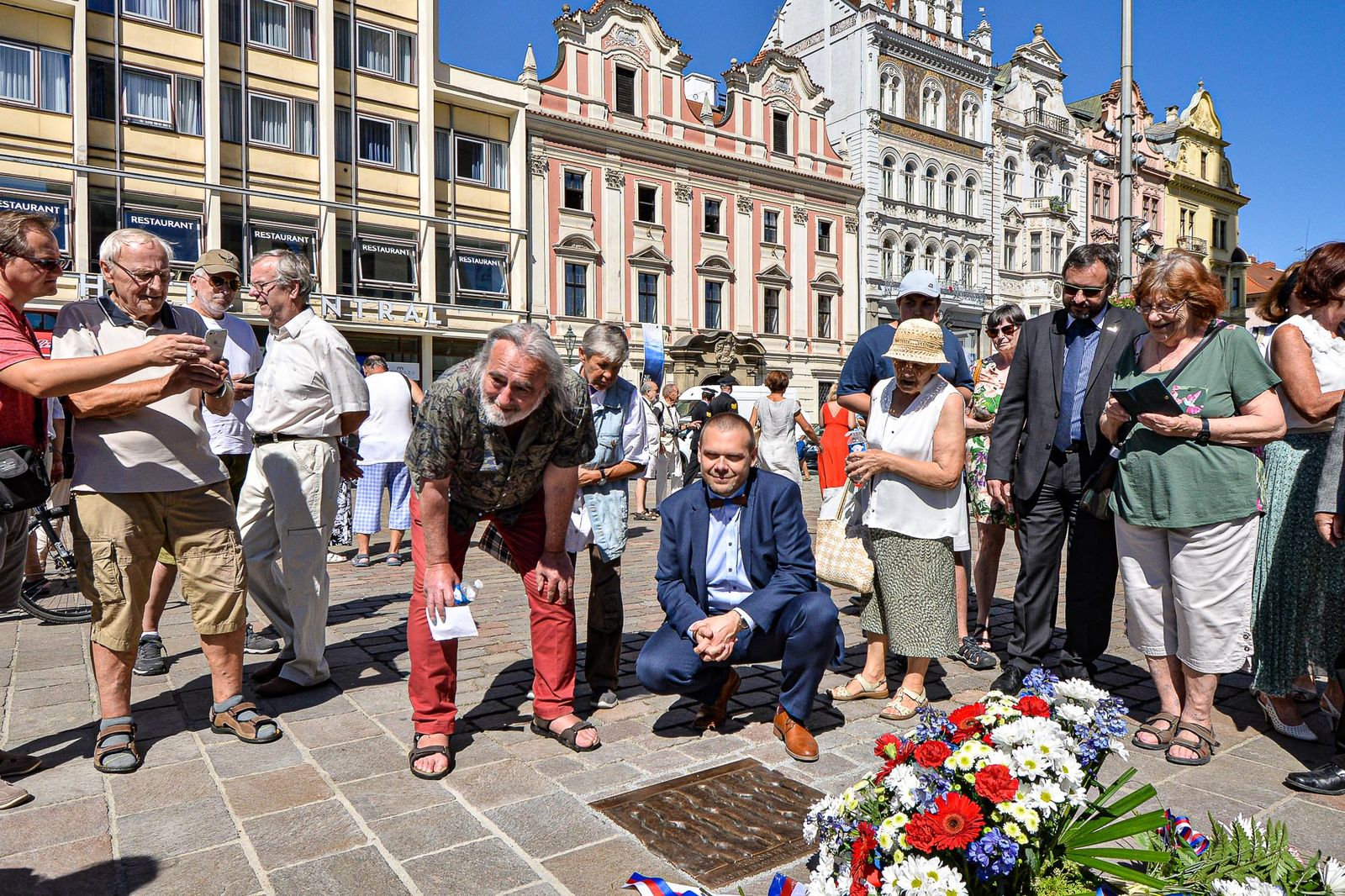 Odhalení bronzové desky připomínající 21. srpen 1968 (foto: M. Pecuch, 21.8.2020)