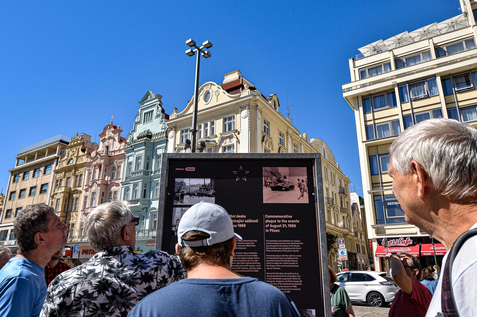 Odhalení bronzové desky připomínající 21. srpen 1968 (foto: M. Pecuch, 21.8.2020)