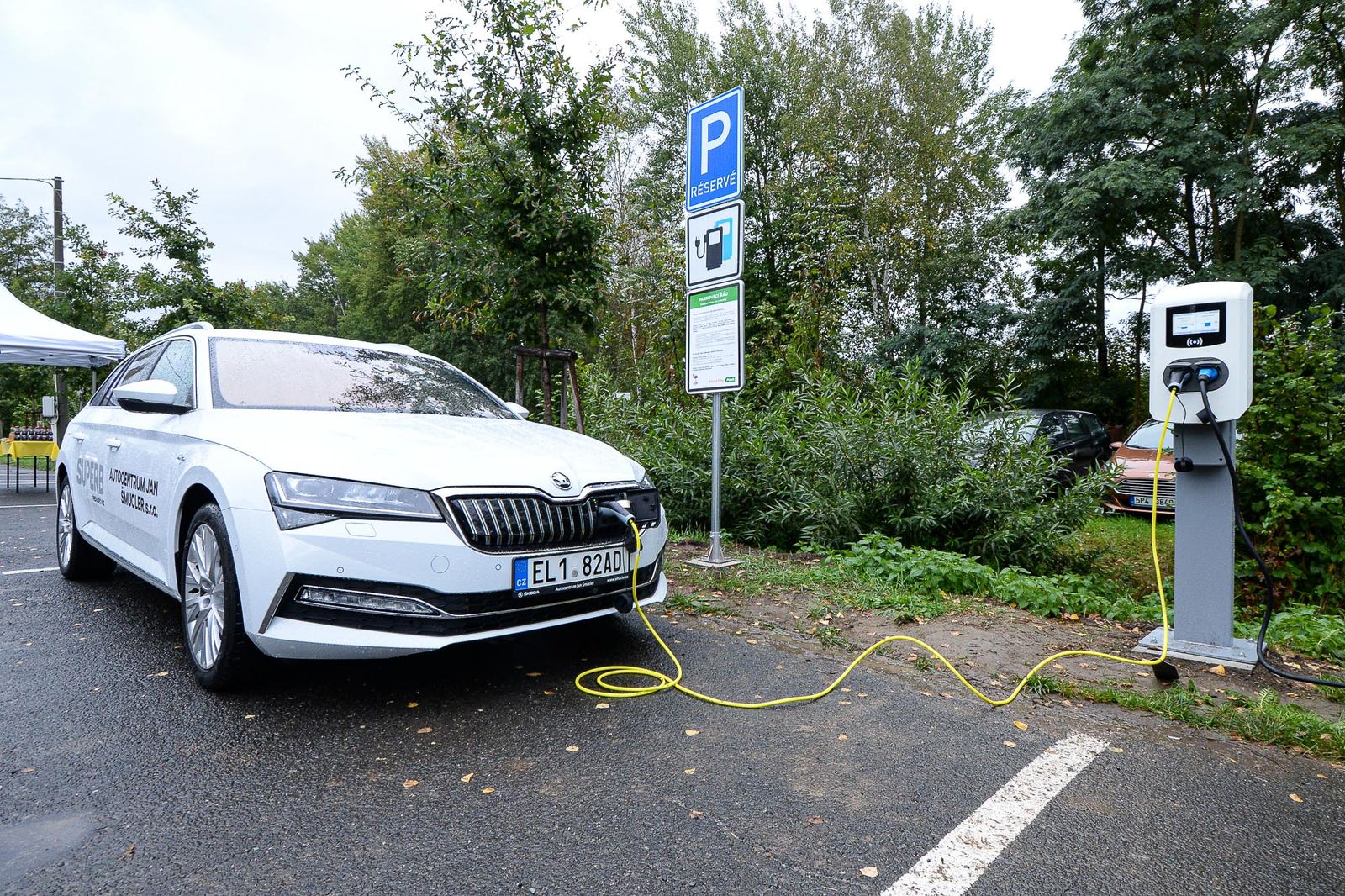 Nabíjecí stanice pro elektromobily u Zoo Plzeň (foto: M. Pecuch, 25.9.2020)