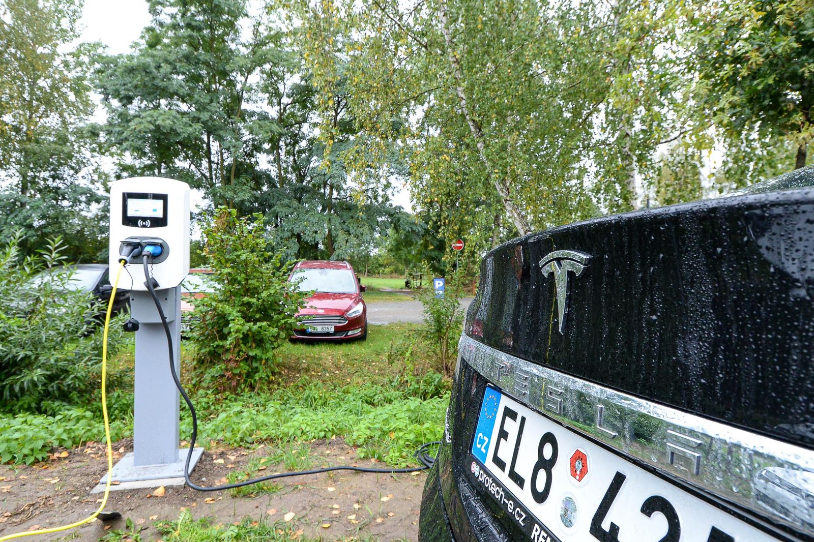 Nabíjecí stanice pro elektromobily u Zoo Plzeň (foto: M. Pecuch, 25.9.2020)