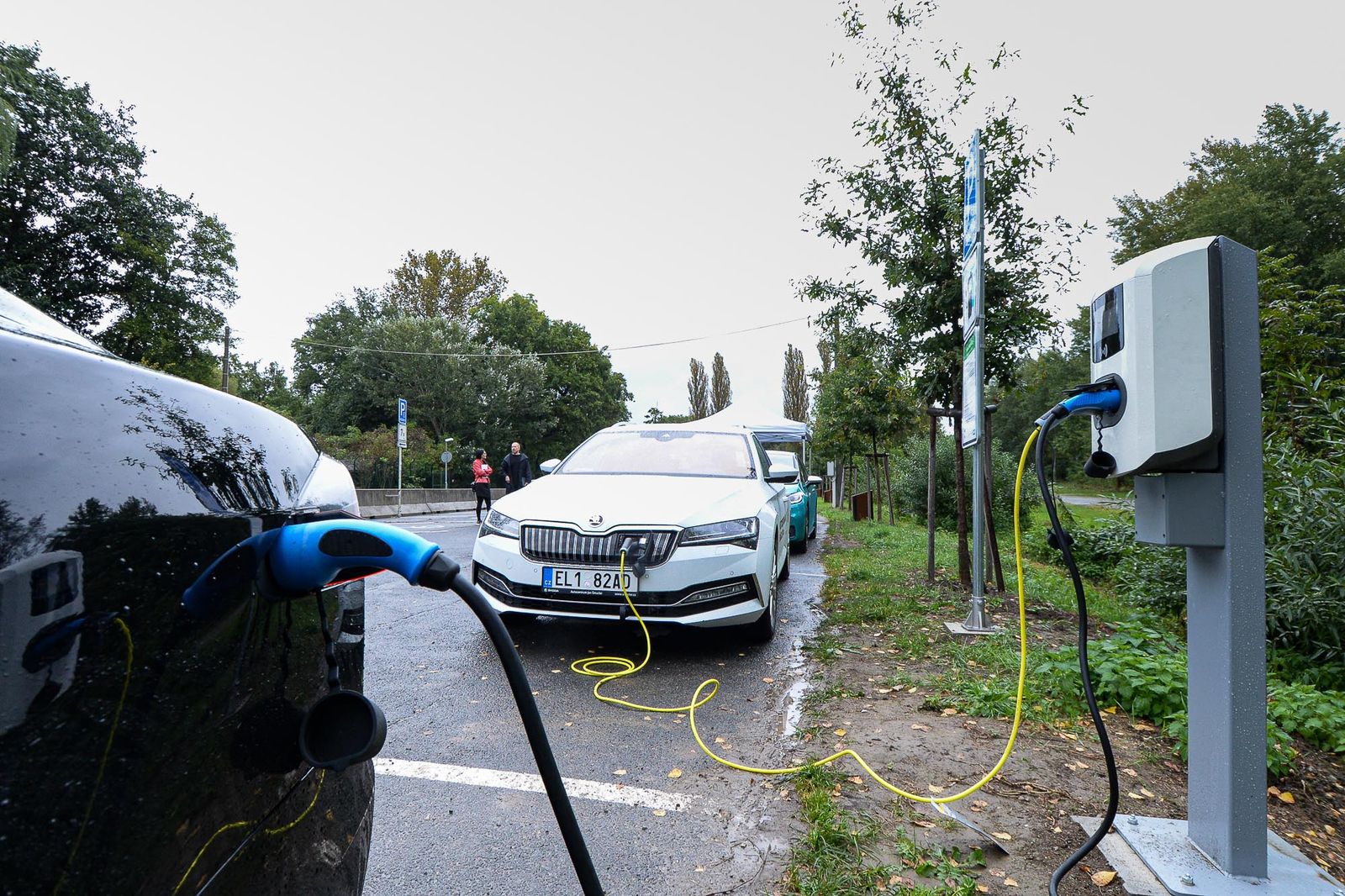 Nabíjecí stanice pro elektromobily u Zoo Plzeň (foto: M. Pecuch, 25.9.2020)
