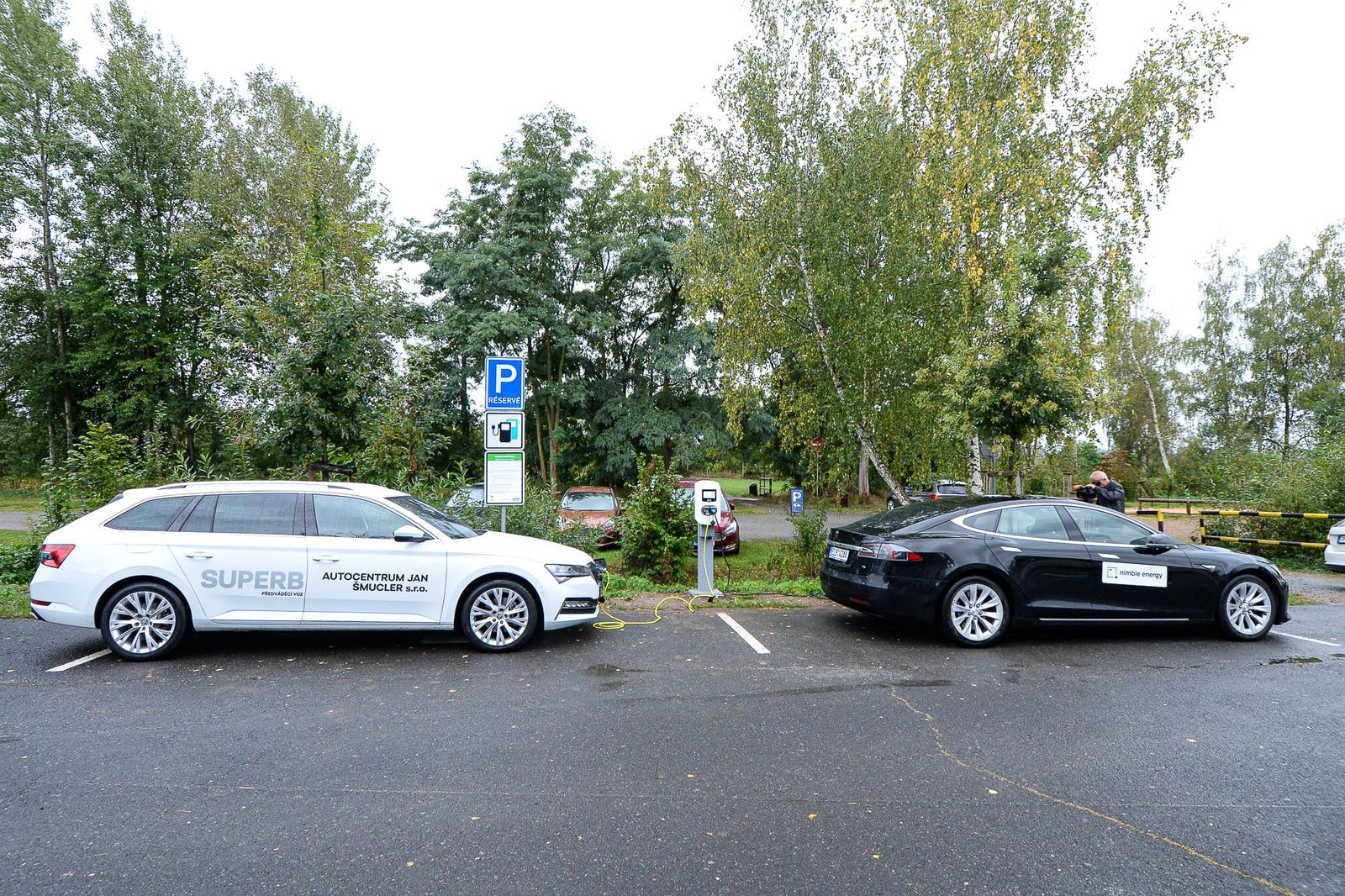 Nabíjecí stanice pro elektromobily u Zoo Plzeň (foto: M. Pecuch, 25.9.2020)
