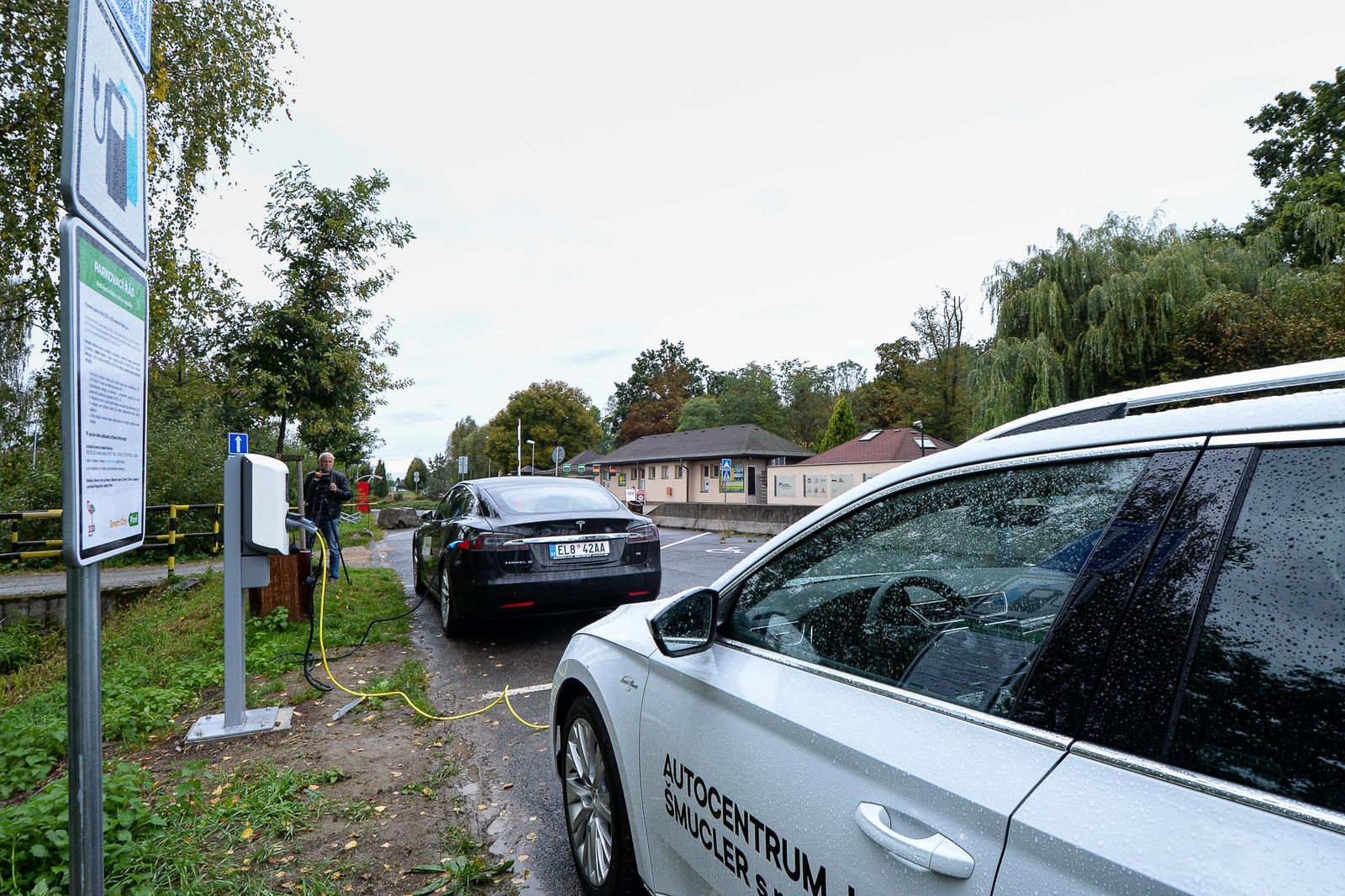 Nabíjecí stanice pro elektromobily u Zoo Plzeň (foto: M. Pecuch, 25.9.2020)