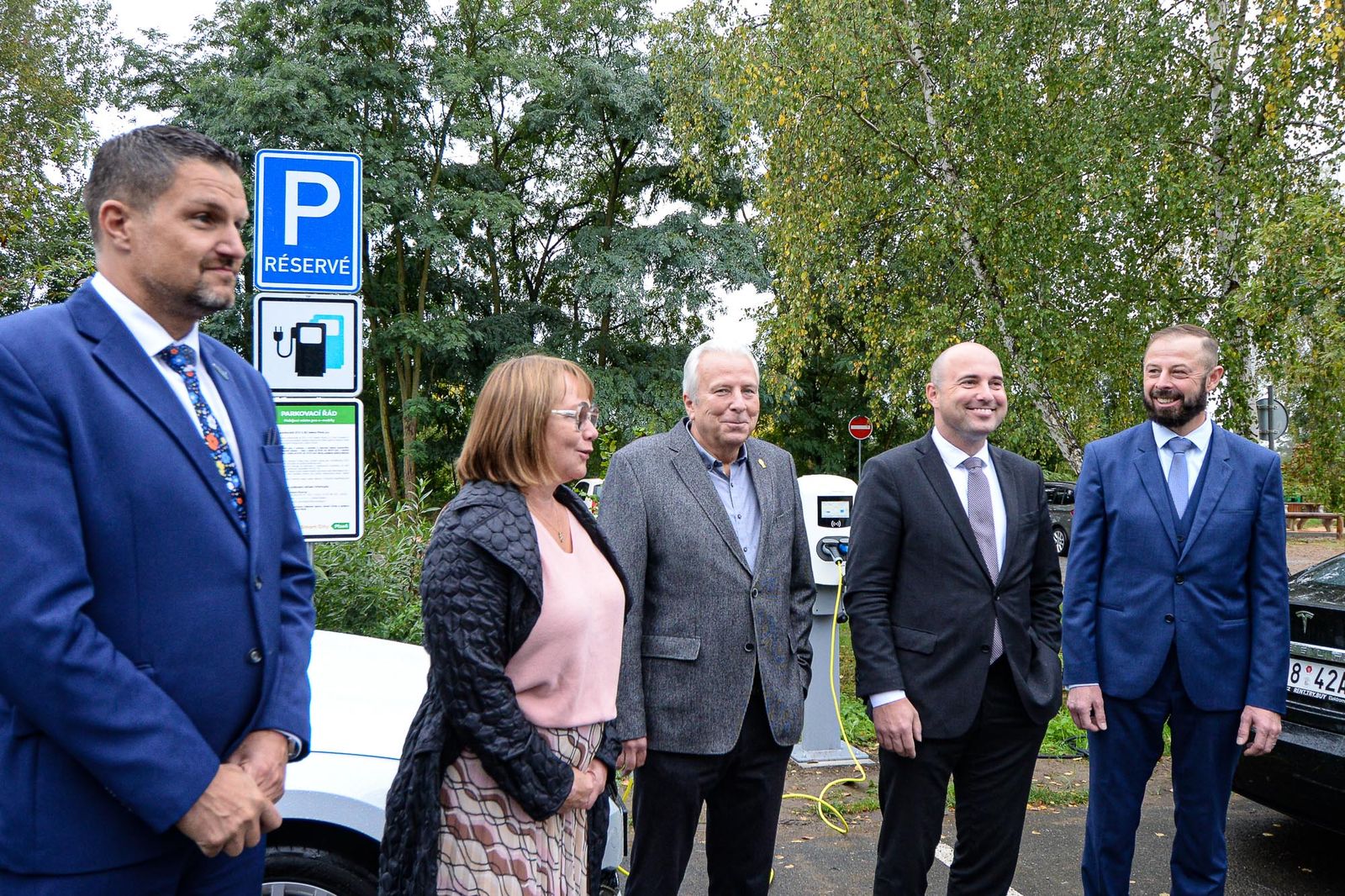 Nabíjecí stanice pro elektromobily u Zoo Plzeň (foto: M. Pecuch, 25.9.2020)