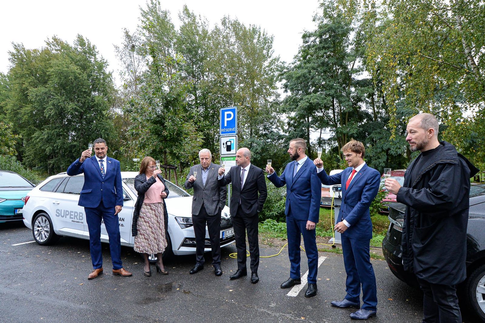 Nabíjecí stanice pro elektromobily u Zoo Plzeň (foto: M. Pecuch, 25.9.2020)