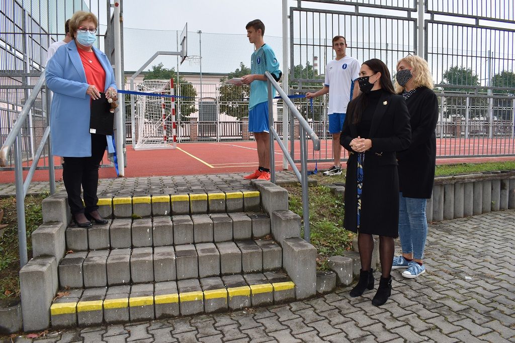 Benešova základní škola slavnostně otevřela opravené hřiště (foto: H. Josefová, 29.9.2020)