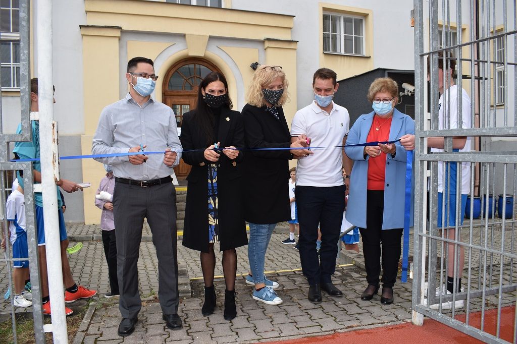 Benešova základní škola slavnostně otevřela opravené hřiště (foto: H. Josefová, 29.9.2020)