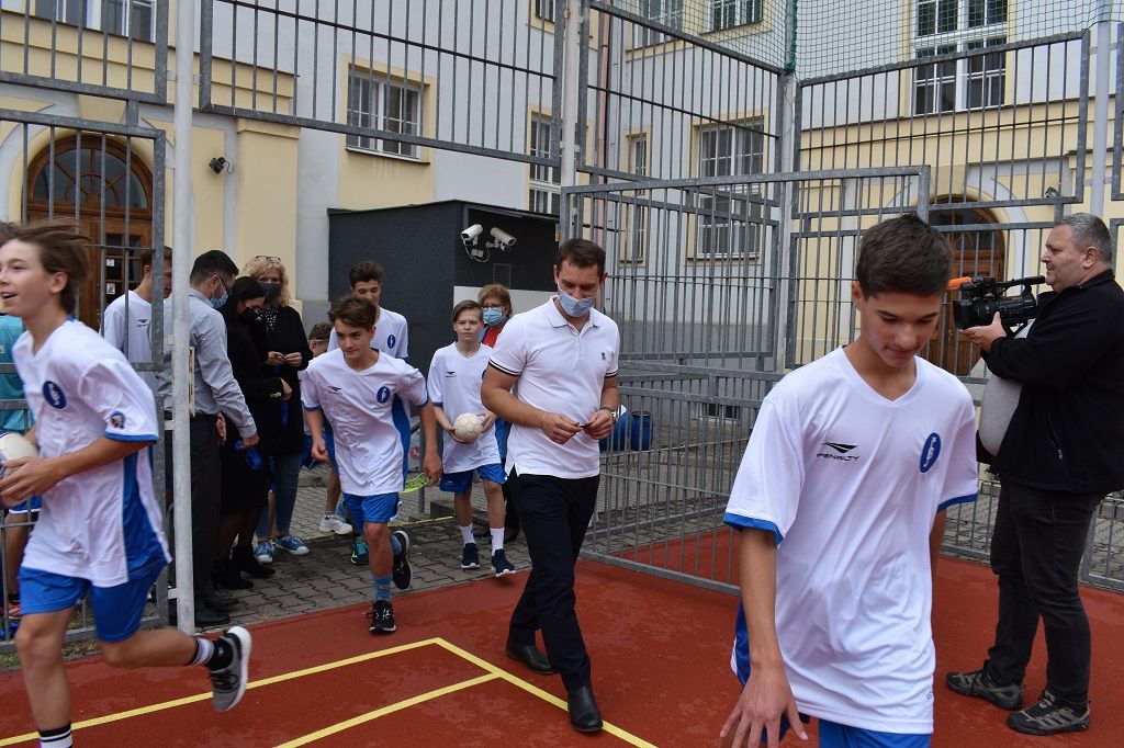 Benešova základní škola slavnostně otevřela opravené hřiště (foto: H. Josefová, 29.9.2020)