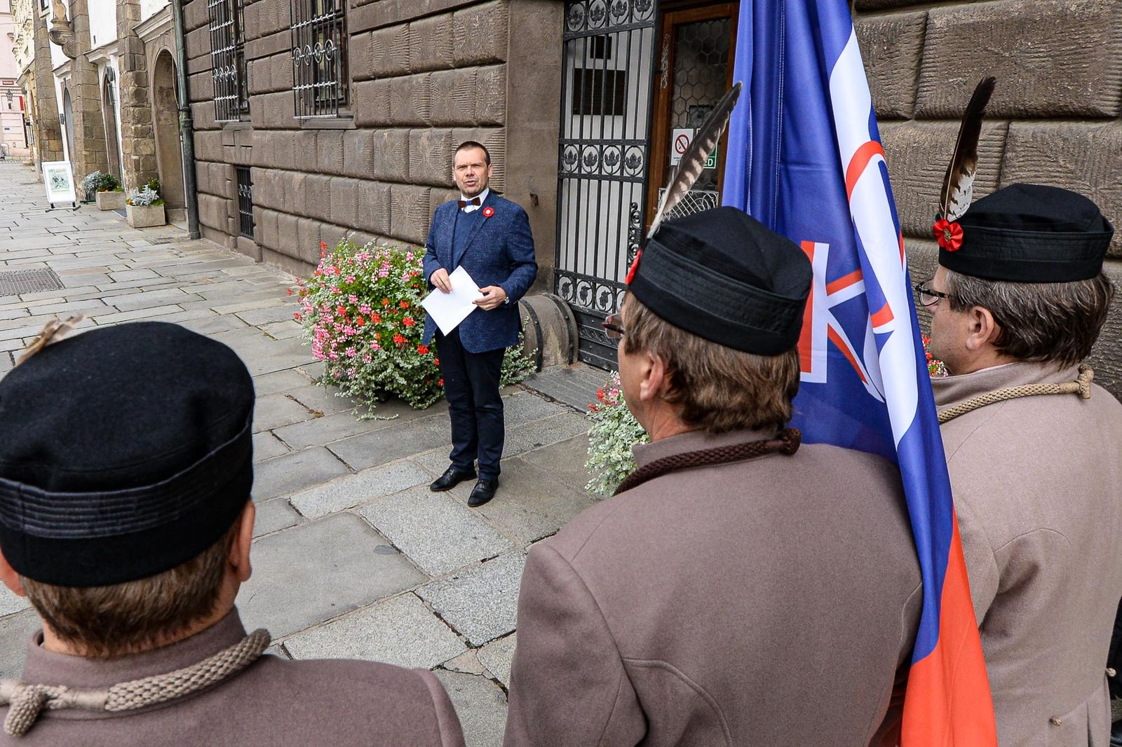 Radnice vyvěsila sokolskou vlajku na počest Památného dne sokolstva (foto: M. Pecuch, 8.10.2020)