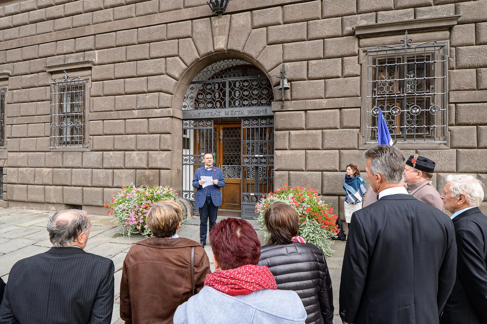 Radnice vyvěsila sokolskou vlajku na počest Památného dne sokolstva (foto: M. Pecuch, 8.10.2020)