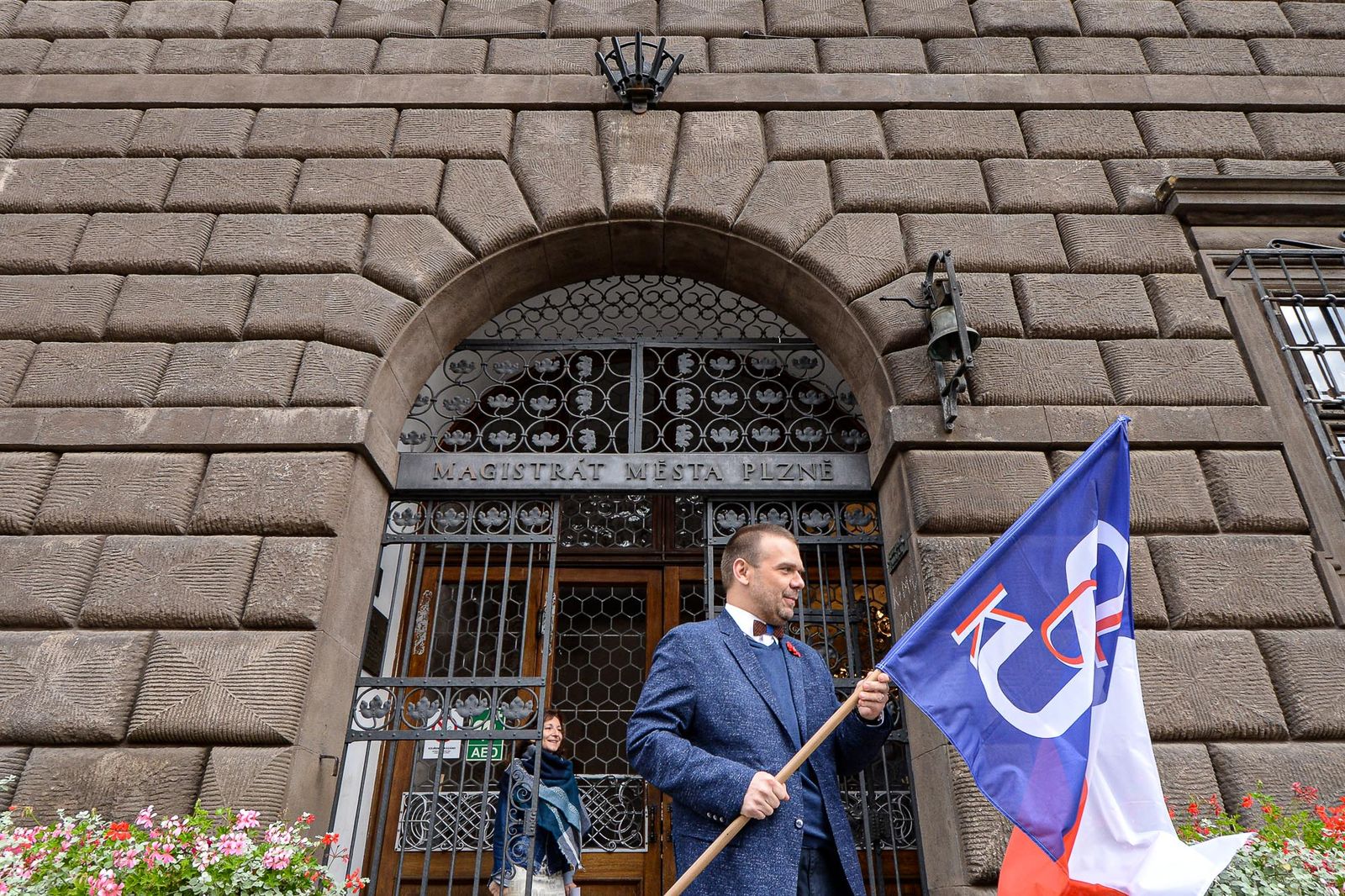 Radnice vyvěsila sokolskou vlajku na počest Památného dne sokolstva (foto: M. Pecuch, 8.10.2020)
