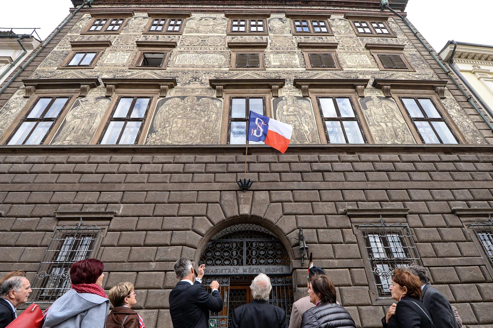 Radnice vyvěsila sokolskou vlajku na počest Památného dne sokolstva (foto: M. Pecuch, 8.10.2020)