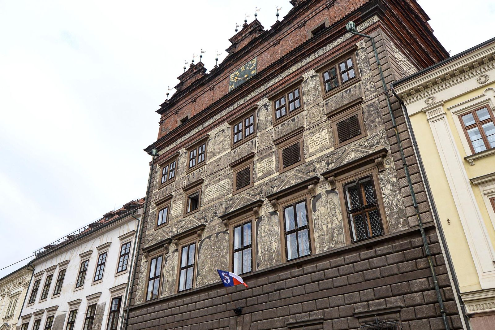 Radnice vyvěsila sokolskou vlajku na počest Památného dne sokolstva (foto: M. Pecuch, 8.10.2020)