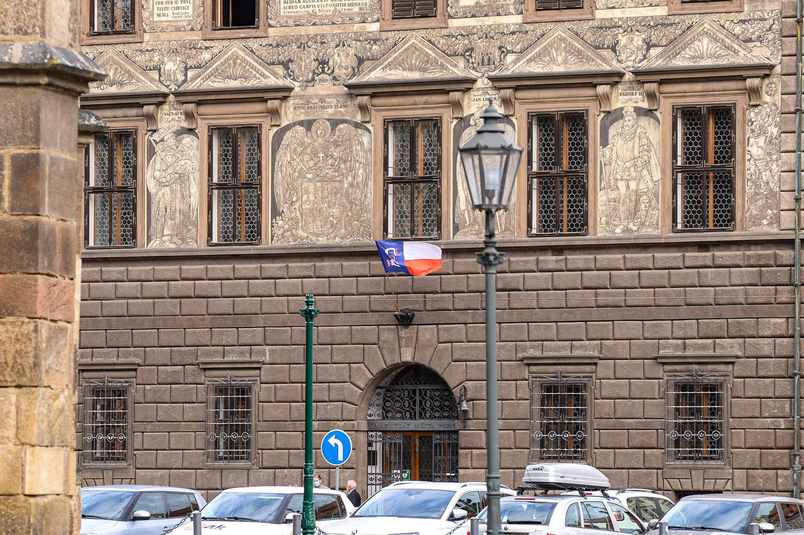 Radnice vyvěsila sokolskou vlajku na počest Památného dne sokolstva (foto: M. Pecuch, 8.10.2020)