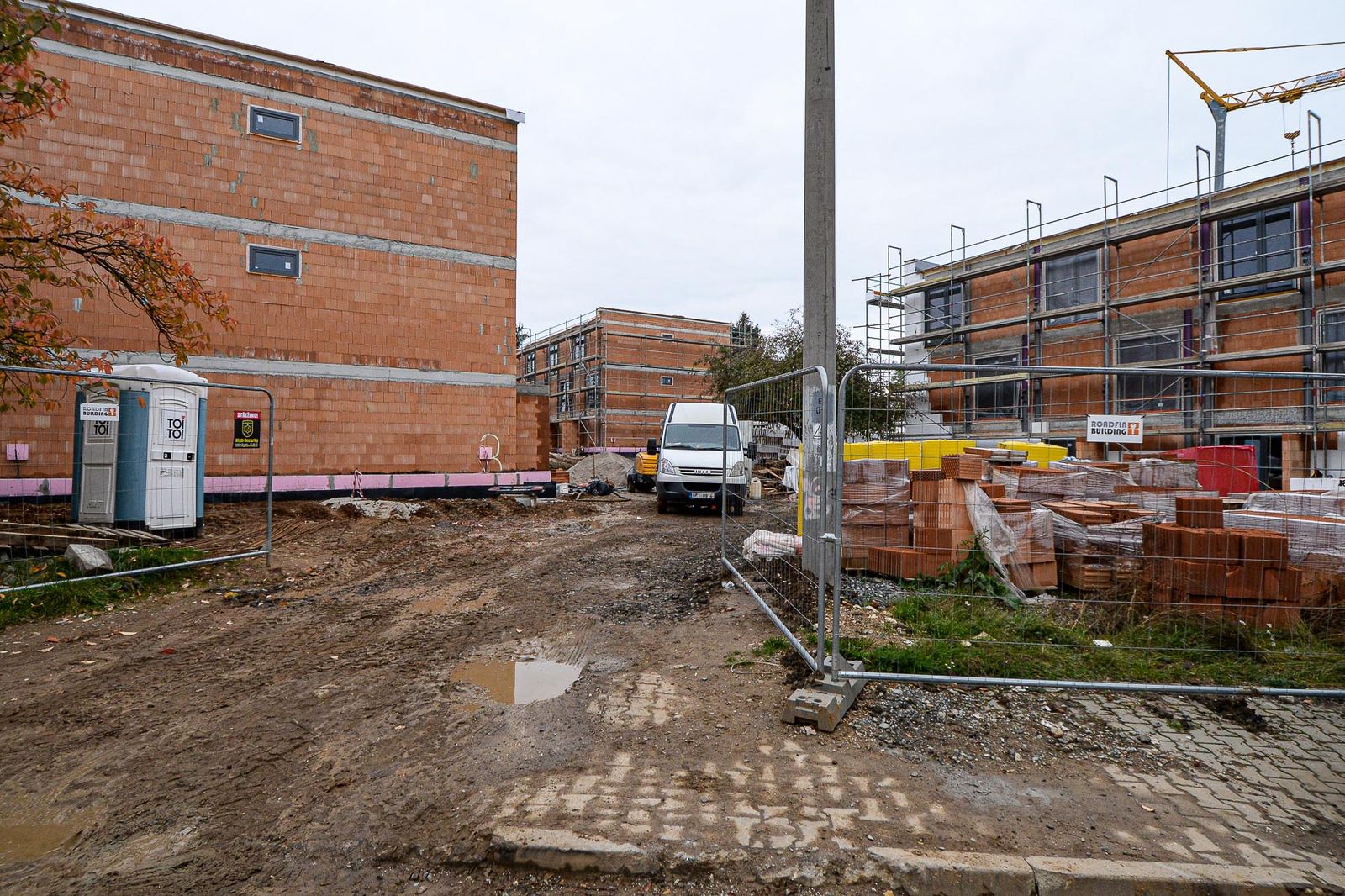 V revitalizované lokalitě Zátiší stojí již osm nových bytových domů (foto: M. Pecuch, 19.10.2020)