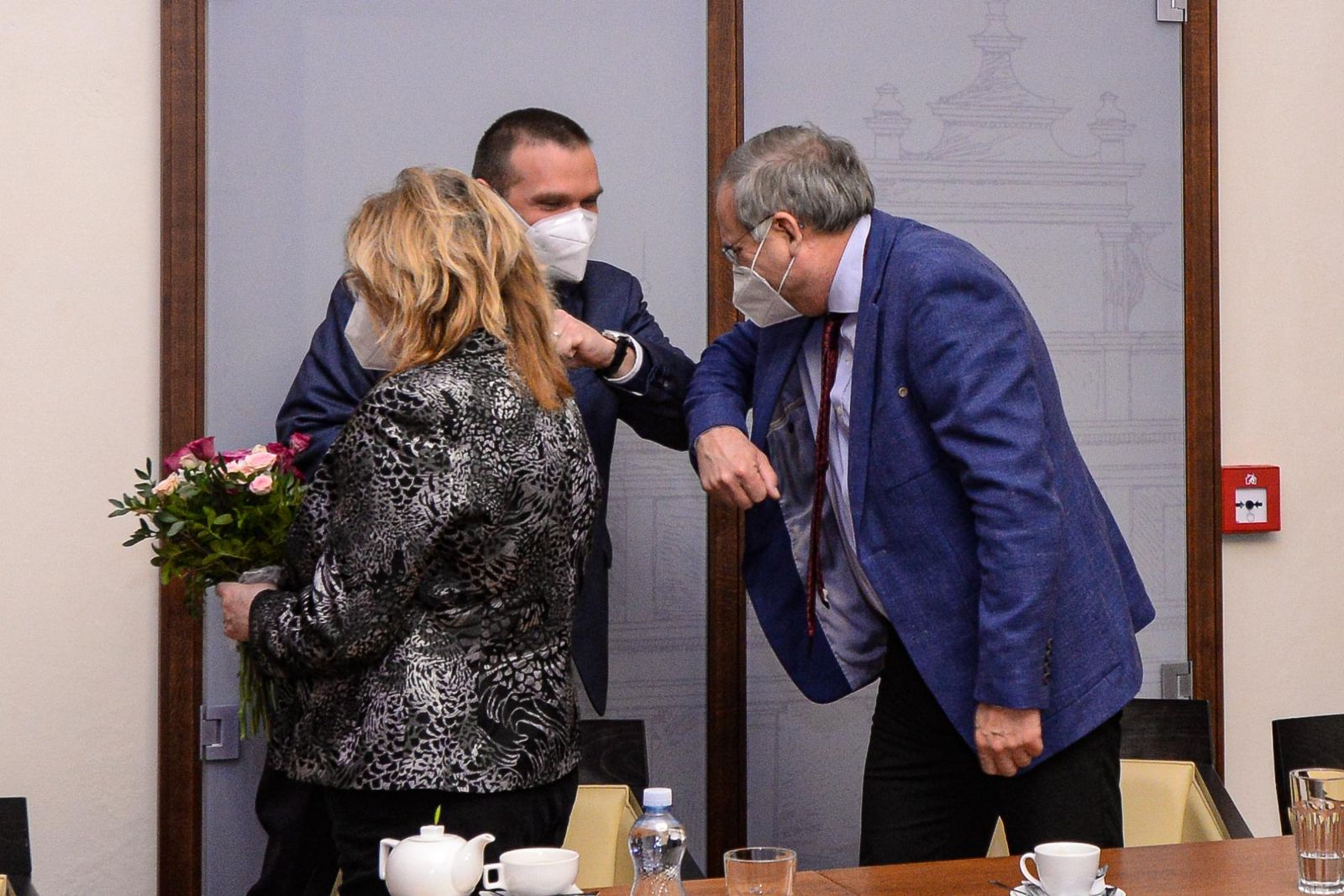 Profesoru Petru Pazdiorovi udělil primátor Martin Baxa stříbrnou pamětní medaili (foto: M. Pecuch, 7.12.2020)