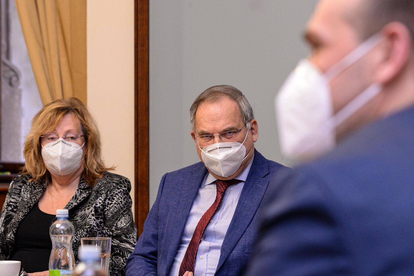 Profesoru Petru Pazdiorovi udělil primátor Martin Baxa stříbrnou pamětní medaili (foto: M. Pecuch, 7.12.2020)