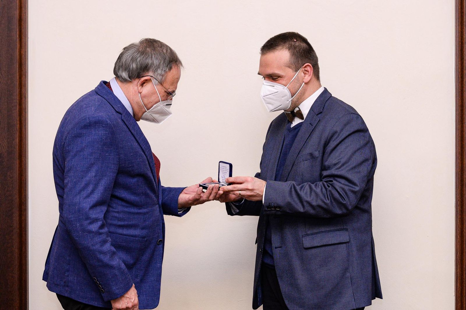 Profesoru Petru Pazdiorovi udělil primátor Martin Baxa stříbrnou pamětní medaili (foto: M. Pecuch, 7.12.2020)