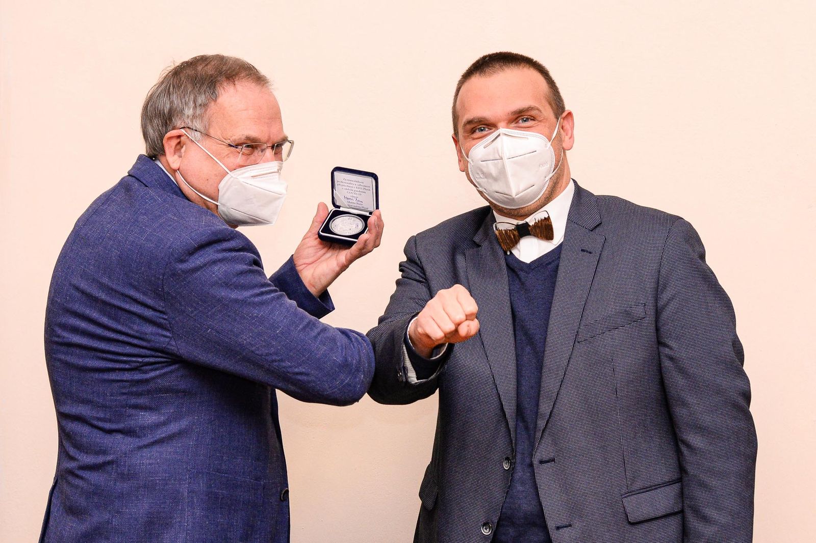 Profesoru Petru Pazdiorovi udělil primátor Martin Baxa stříbrnou pamětní medaili