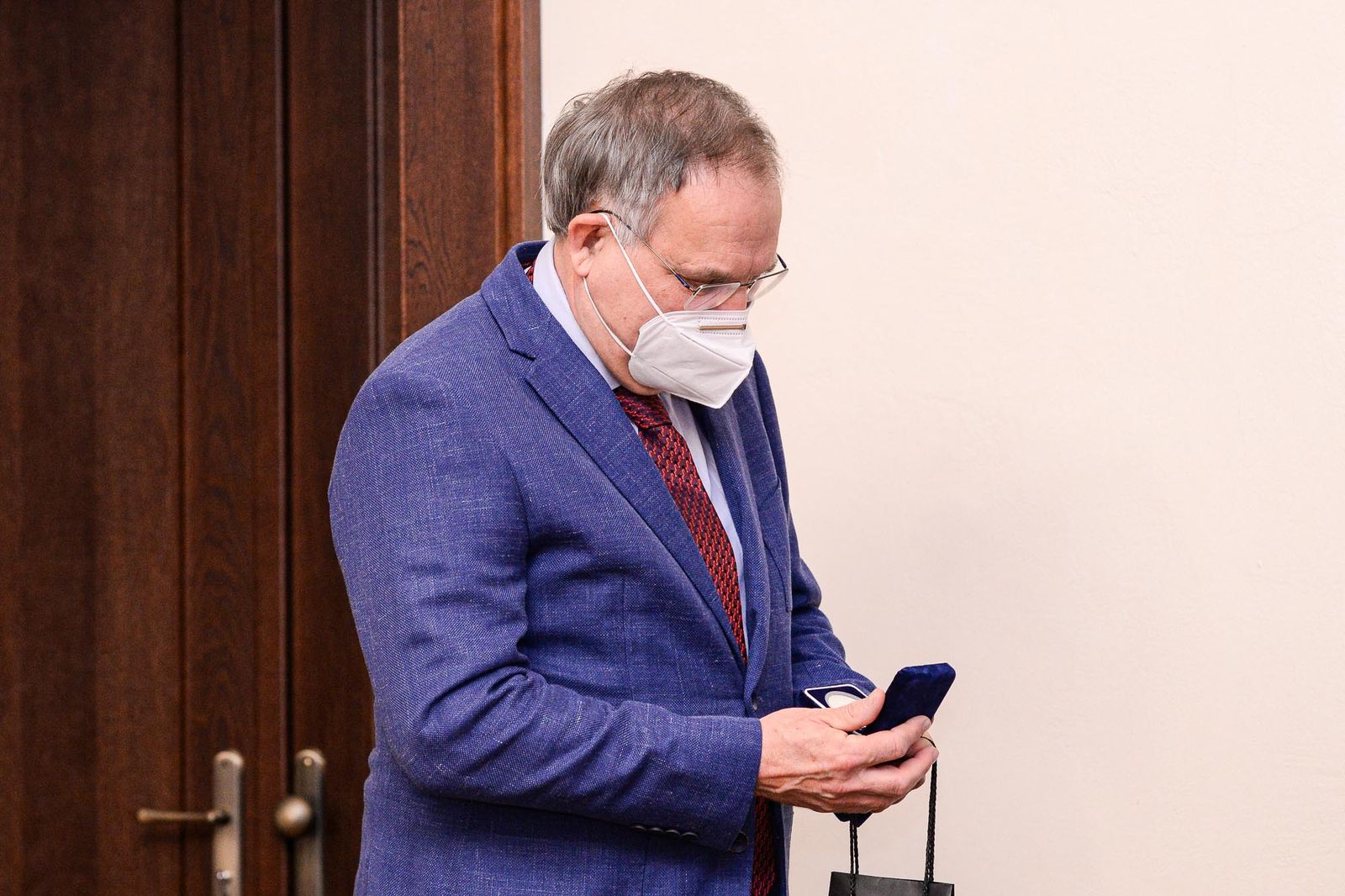 Profesoru Petru Pazdiorovi udělil primátor Martin Baxa stříbrnou pamětní medaili (foto: M. Pecuch, 7.12.2020)