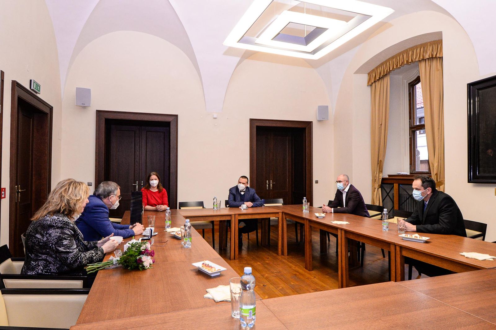 Profesoru Petru Pazdiorovi udělil primátor Martin Baxa stříbrnou pamětní medaili (foto: M. Pecuch, 7.12.2020)