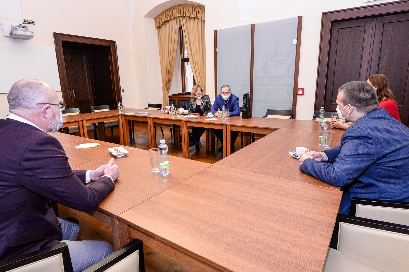 Profesoru Petru Pazdiorovi udělil primátor Martin Baxa stříbrnou pamětní medaili (foto: M. Pecuch, 7.12.2020)