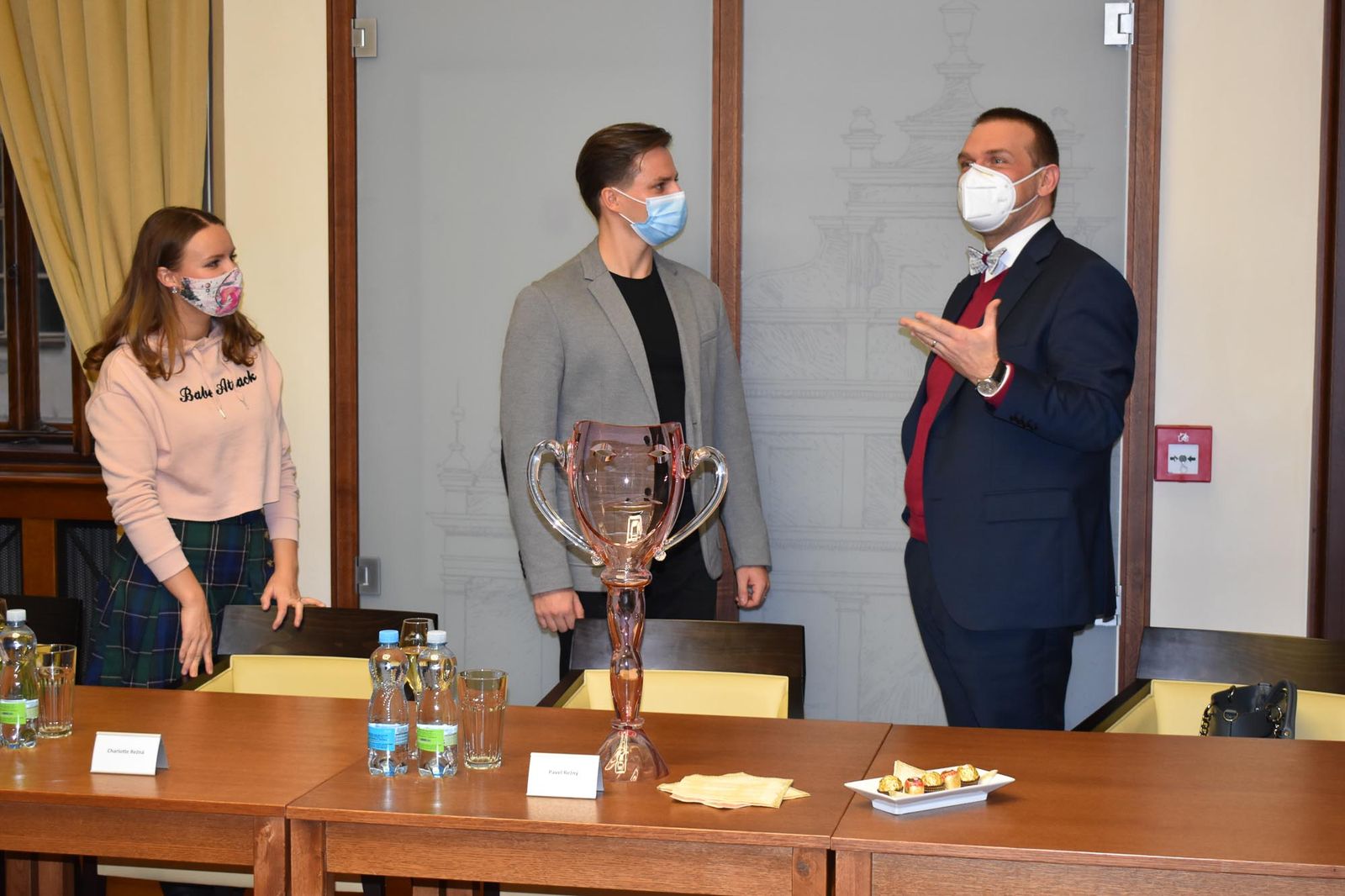 Držitel Ceny Thálie 2020 Pavel Režný obdržel stříbrnou pamětní medaili města Plzně (foto: A. Jarošová, 11.12.2020)