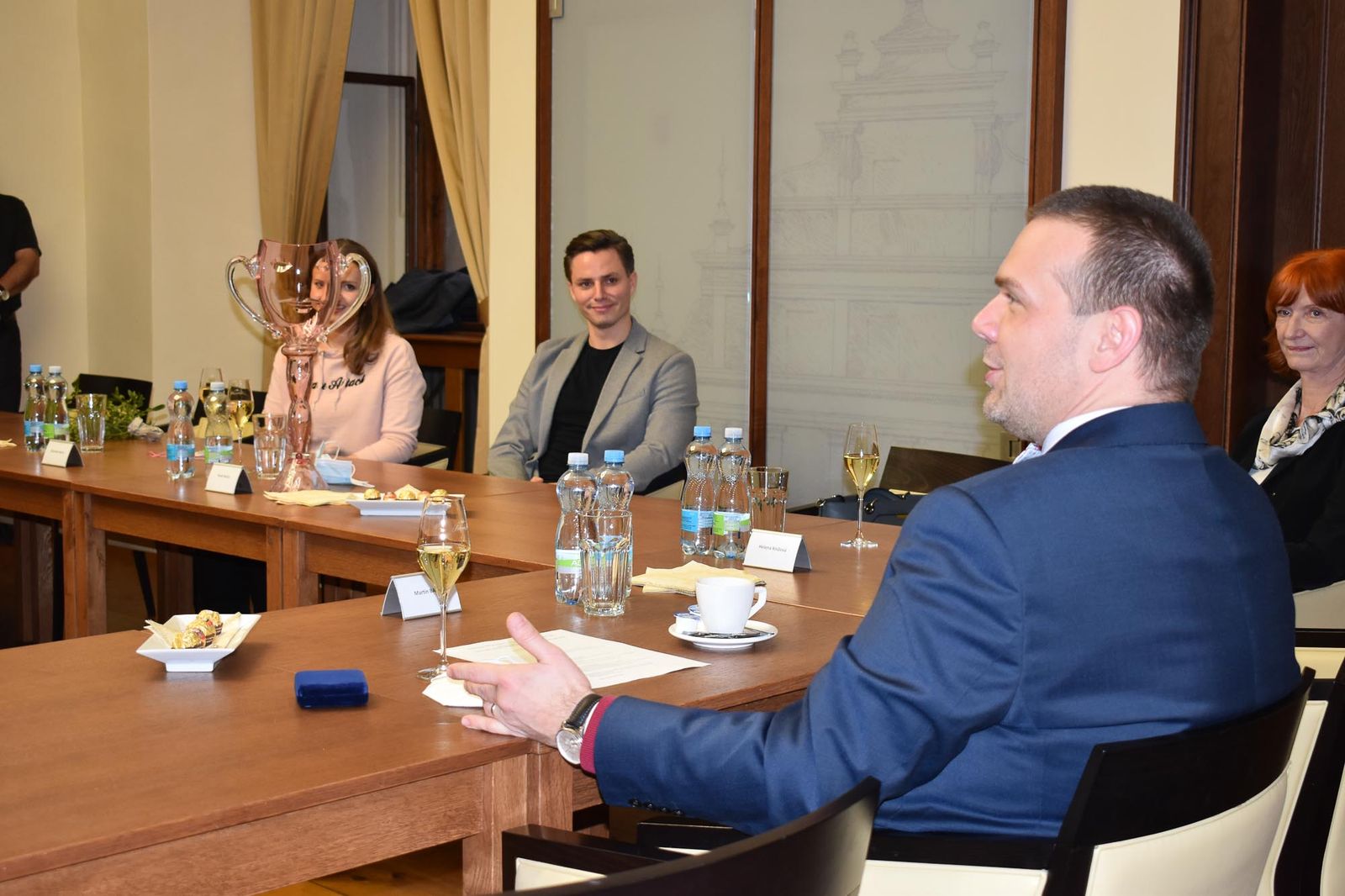 Držitel Ceny Thálie 2020 Pavel Režný obdržel stříbrnou pamětní medaili města Plzně (foto: A. Jarošová, 11.12.2020)