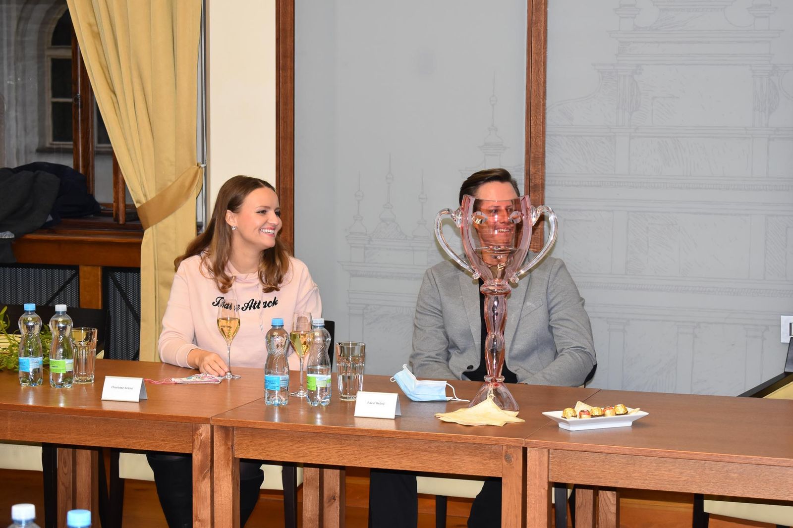 Držitel Ceny Thálie 2020 Pavel Režný obdržel stříbrnou pamětní medaili města Plzně (foto: A. Jarošová, 11.12.2020)